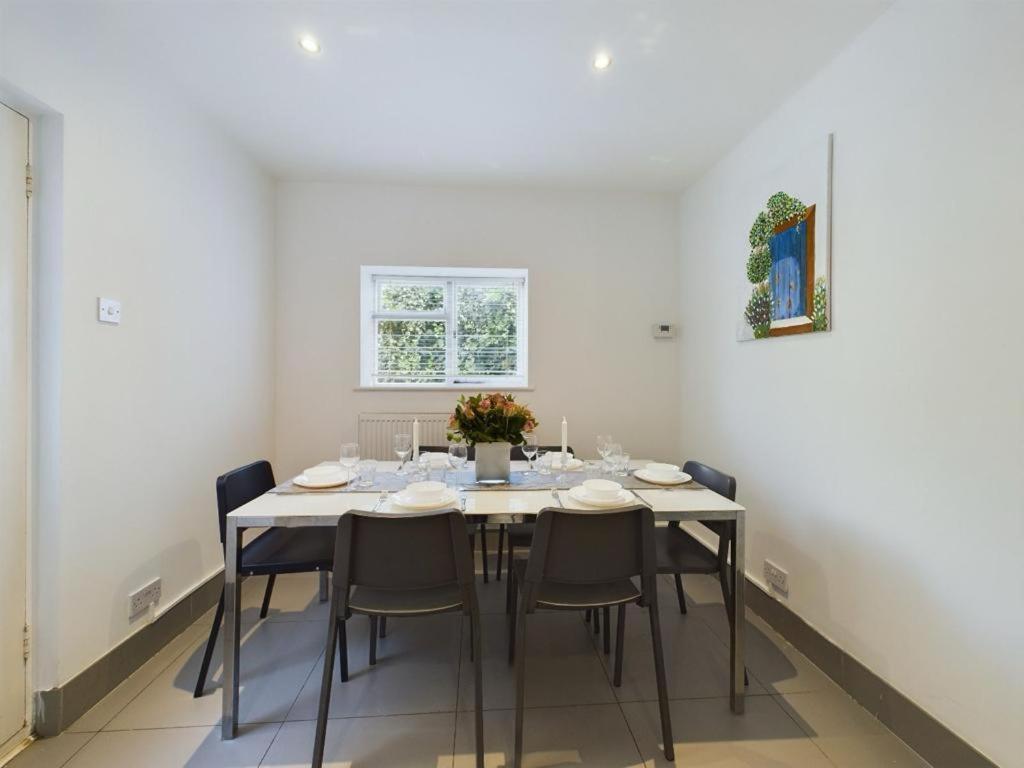 Luxury 4-Bedroom Modern Flat In Central London Steps From Station, Sleeps 9 In Style! Chambre photo